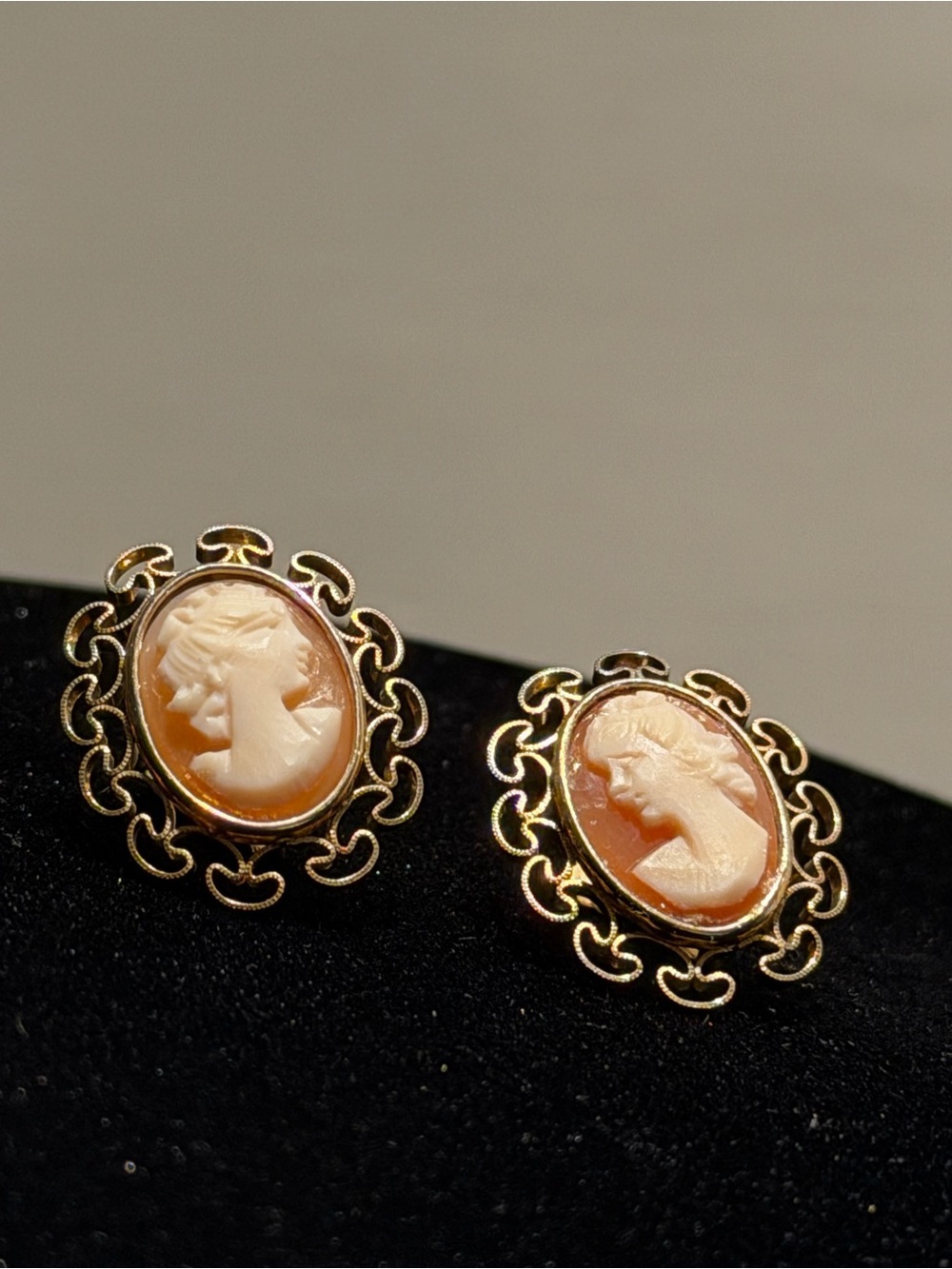 Vintage 1950s Krementz 14k Overlay Cameo Clip Earrings in Peach
